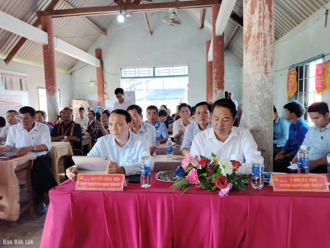 Các đại biểu và người dân tham dự ngày hội.