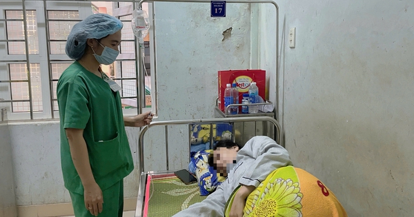 Diễn biến sức khỏe 17 công nhân nhập viện sau bữa ăn trưa ở Huế