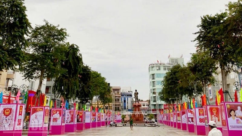 ការតាំងពិព័រណ៌គំនូរឃោសនាទ្រង់ទ្រាយធំនៅឧទ្យានវិមានវីរៈបុរសជាតិ Nguyen Trung Truc វួដ Rach Gia។