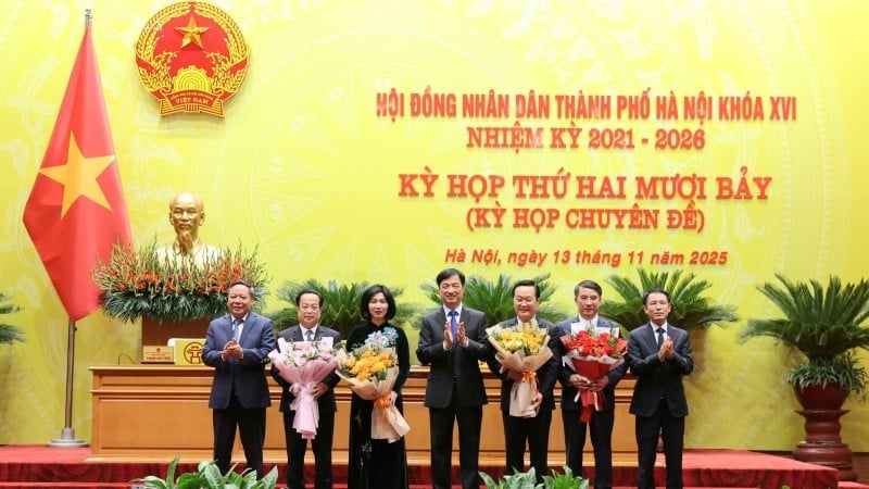 Secretarul partidului din Hanoi, Nguyen Duy Ngoc, i-a felicitat pe noii lideri ai orașului.