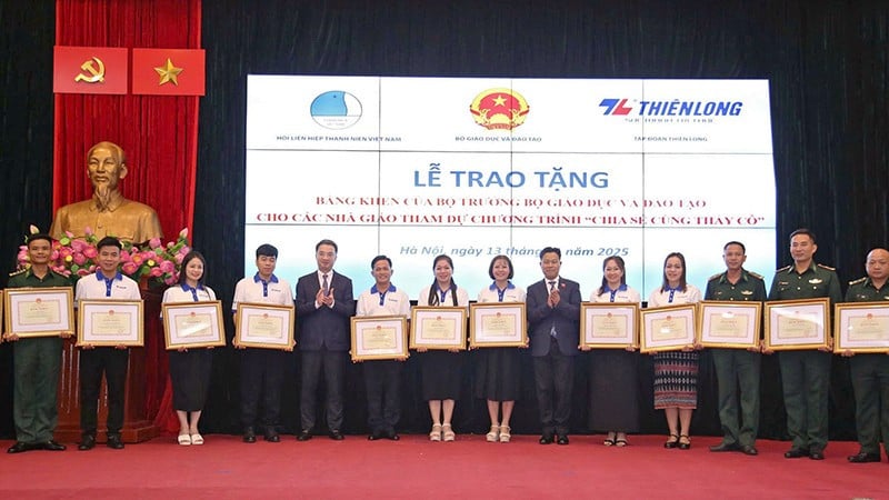 Thứ trưởng Giáo dục và Đào tạo Lê Quân cùng Bí thư Trung ương Đoàn, Chủ tịch Hội Liên hiệp Thanh niên Việt Nam Nguyễn Tường Lâm trao Bằng khen tặng các nhà giáo tại chương trình.