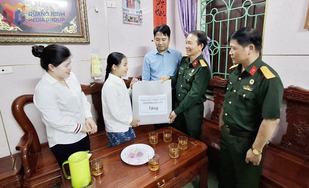 Hội CCB phường Hà Lầm và lãnh đạo Trường THCS Nguyễn Văn Thuộc thăm hỏi động viên em Đỗ Vũ Quyên học sinh có hoàn cảnh khó khăn được nhận đỡ đầu năm học 2025-2026.