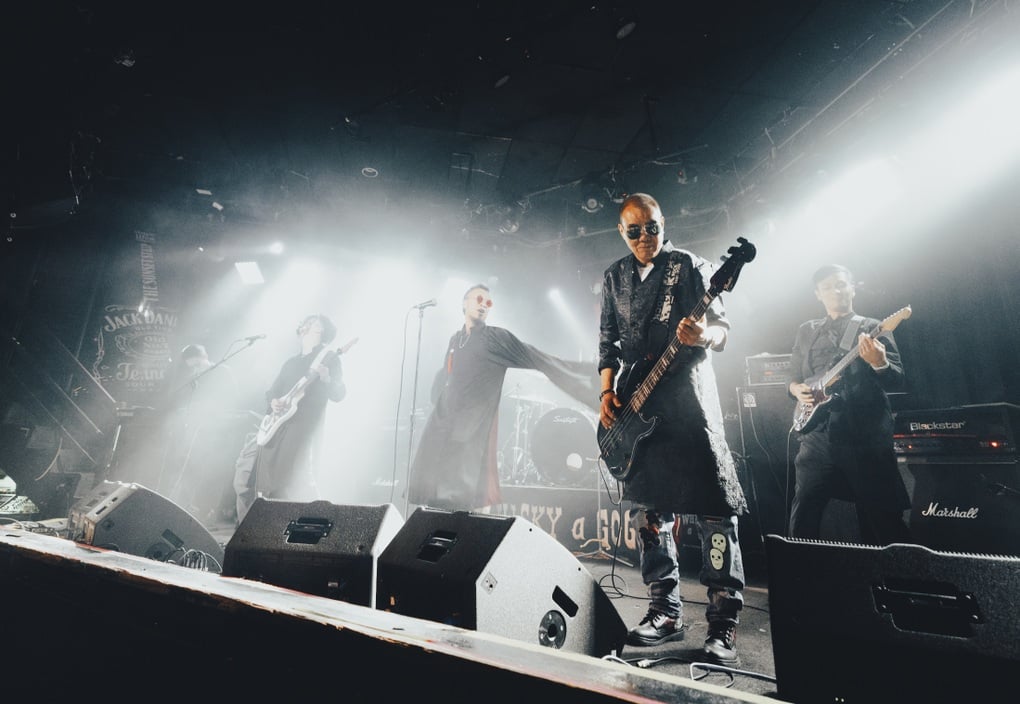 ក្រុម​រ៉ុក​វៀតណាម​ស្លៀក​ Ao Dai ទៅ​សម្តែង​លើ​ឆាក​រឿងព្រេង​និទាន​នៅ​អាមេរិក - ១