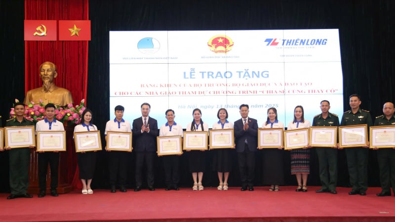 ມອບ​ໃຫ້​ຄູ​ສອນ​ແບບ​ຢ່າງ 80 ຄົນ​ທີ່​ເຮັດ​ວຽກ​ຢູ່ 248 ຕາ​ແສງ, ຫວອດ, ​ເຂດ​ພິ​ເສດ​ເຂດ​ຊາຍ​ແດນ -0