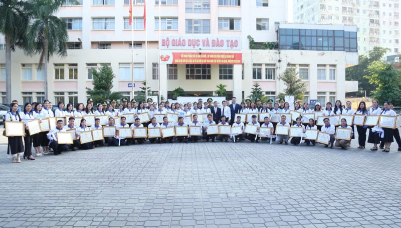 ມອບ​ໃຫ້​ຄູ​ສອນ​ແບບ​ຢ່າງ 80 ຄົນ​ທີ່​ເຮັດ​ວຽກ​ຢູ່ 248 ຕາ​ແສງ, ຫວອດ, ​ເຂດ​ພິ​ເສດ​ເຂດ​ຊາຍ​ແດນ -0