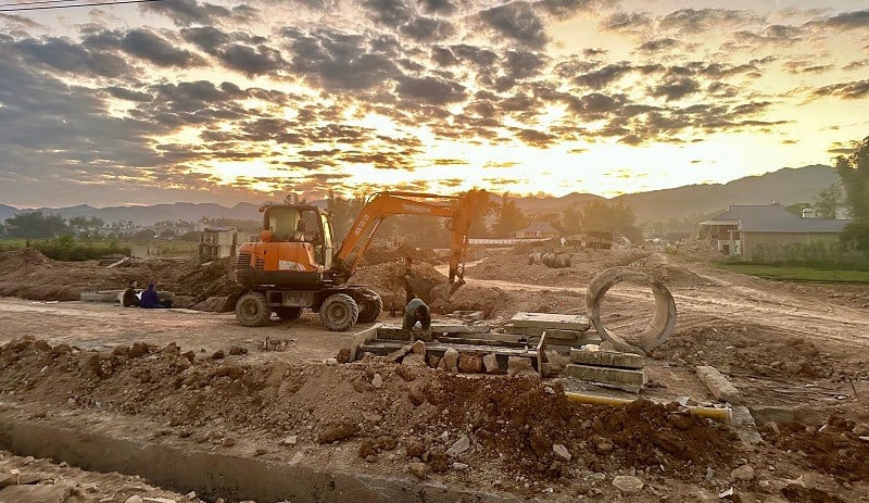 ركزت وحدة البناء على الآلات والموارد البشرية لبناء الطريق الديناميكي الذي يربط الطريق السريع الوطني 12 عبر قرية تشي فاي، منطقة ديان بيان فو.