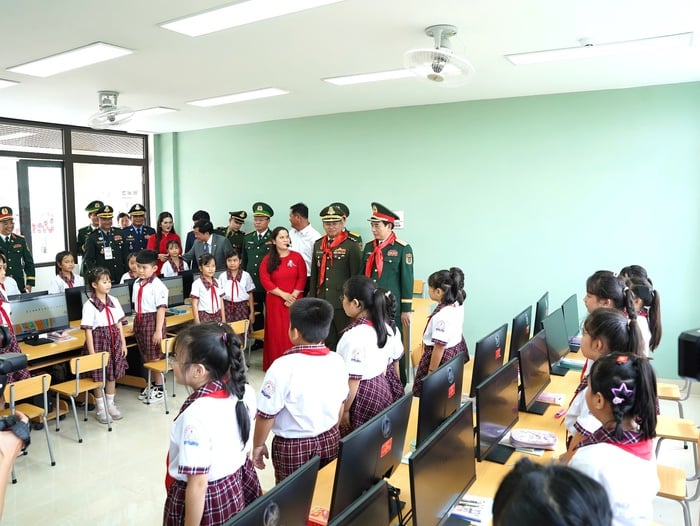 Bộ trưởng Bộ Quốc phòng hai nước và các đại biểu tham quan phòng Tin học của Trường Tiểu học Bến Cầu. Ảnh: Hồ Lam