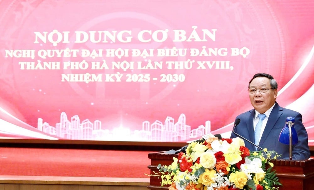 Phó Bí thư Thường trực Thành ủy Nguyễn Văn Phong quán triệt tại điểm cầu Thành ủy Hà Nội. Ảnh: Vương Vân.