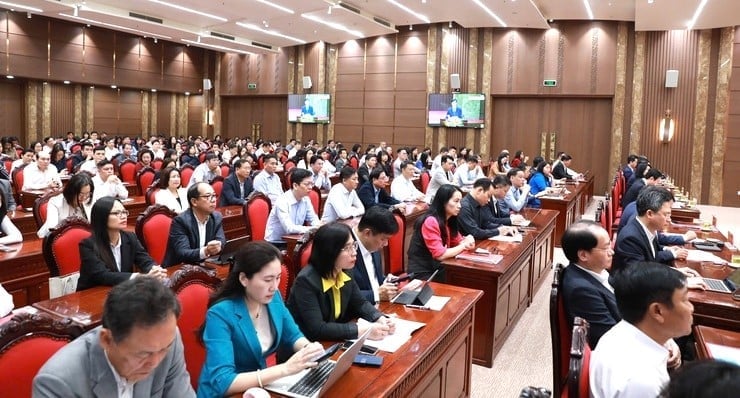 Các đại biểu dự Hội nghị tại điểm cầu Thành ủy Hà Nội. Ảnh: Vương Vân.