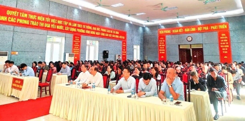 Các đại biểu dự Hội nghị quán triệt tại điểm cầu UBND phường Vĩnh Hưng. Ảnh: Vương Vân.