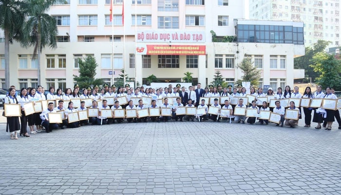 Vinh danh 80 giáo viên tiêu biểu trong chương trình “Chia sẻ cùng thầy cô” 2025- Ảnh 6.