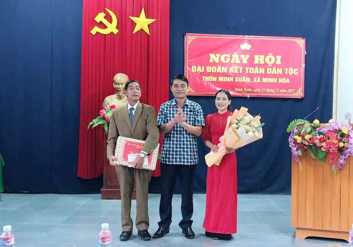 Ledare i Minh Hoa-distriktet överlämnade gåvor till framstående bostadsområden vid den nationella dagen för stora enighet. Foto: X.P.