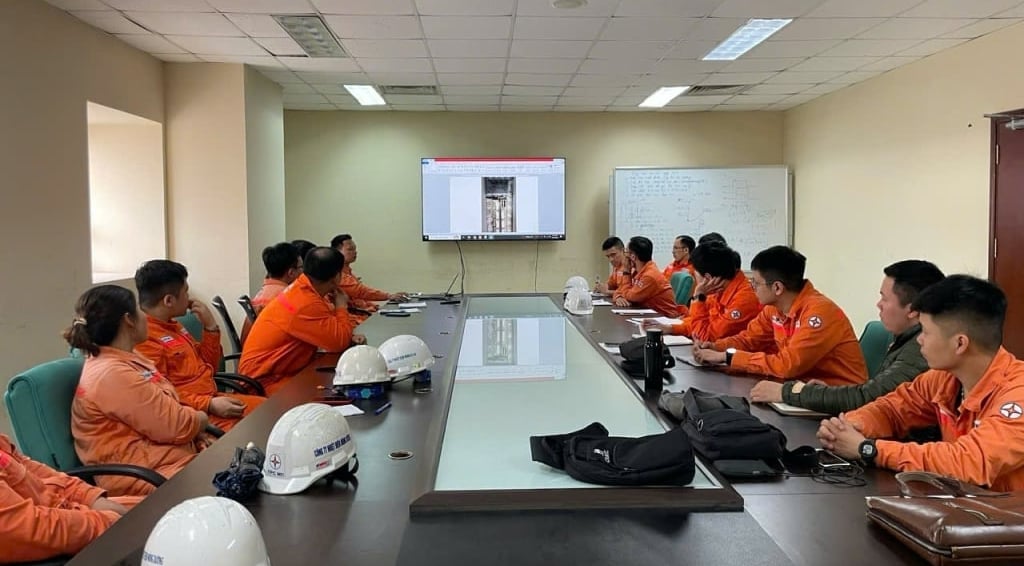 Buổi đào tạo diễn tập xử lý sự cố của ca vận hành. Ảnh: Công ty Nhiệt điện Mông Dương.