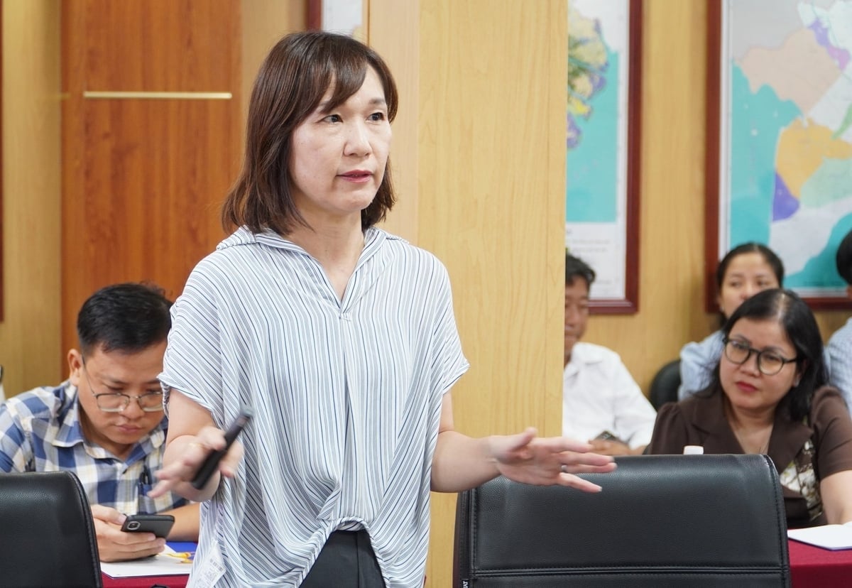 Giáo sư Takanashi Fumie, Đại học Nông nghiệp Tokyo chia sẻ kinh nghiệm hợp nhất HTX nông nghiệp của Nhật Bản nhân chuyến công tác tại TP. Cần Thơ. Ảnh: Kim Anh.