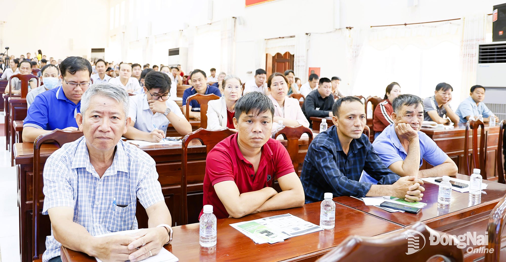 Домогосподарства-підприємці в комунах Тхіен Хунг та Тан Тьєн відвідали конференцію щодо інструкцій щодо використання електронних рахунків-фактур з касових апаратів, підключених до податкових органів. Фото: Нху Тінь.