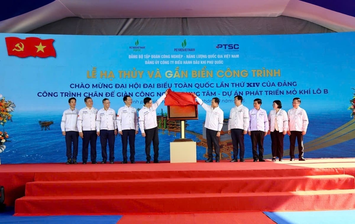 Các đại biểu thực hiện nghi thức gắn biển Công trình chào mừng Đại hội Đảng toàn quốc lần thứ XIV đối với công trình chân đế khối thượng tầng Giàn công nghệ trung tâm (CPP) - Dự án phát triển mỏ khí Lô B & 48/95 và Lô 52/97. Ảnh: PetroTimes.