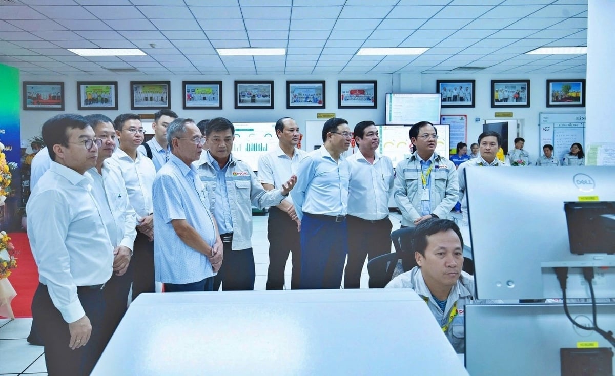 Lãnh đạo Petrovietnam nghe giới thiệu về quy trình vận hành nhà máy thông minh - Nhà máy Đạm Cà Mau. Ảnh: PetroTimes.