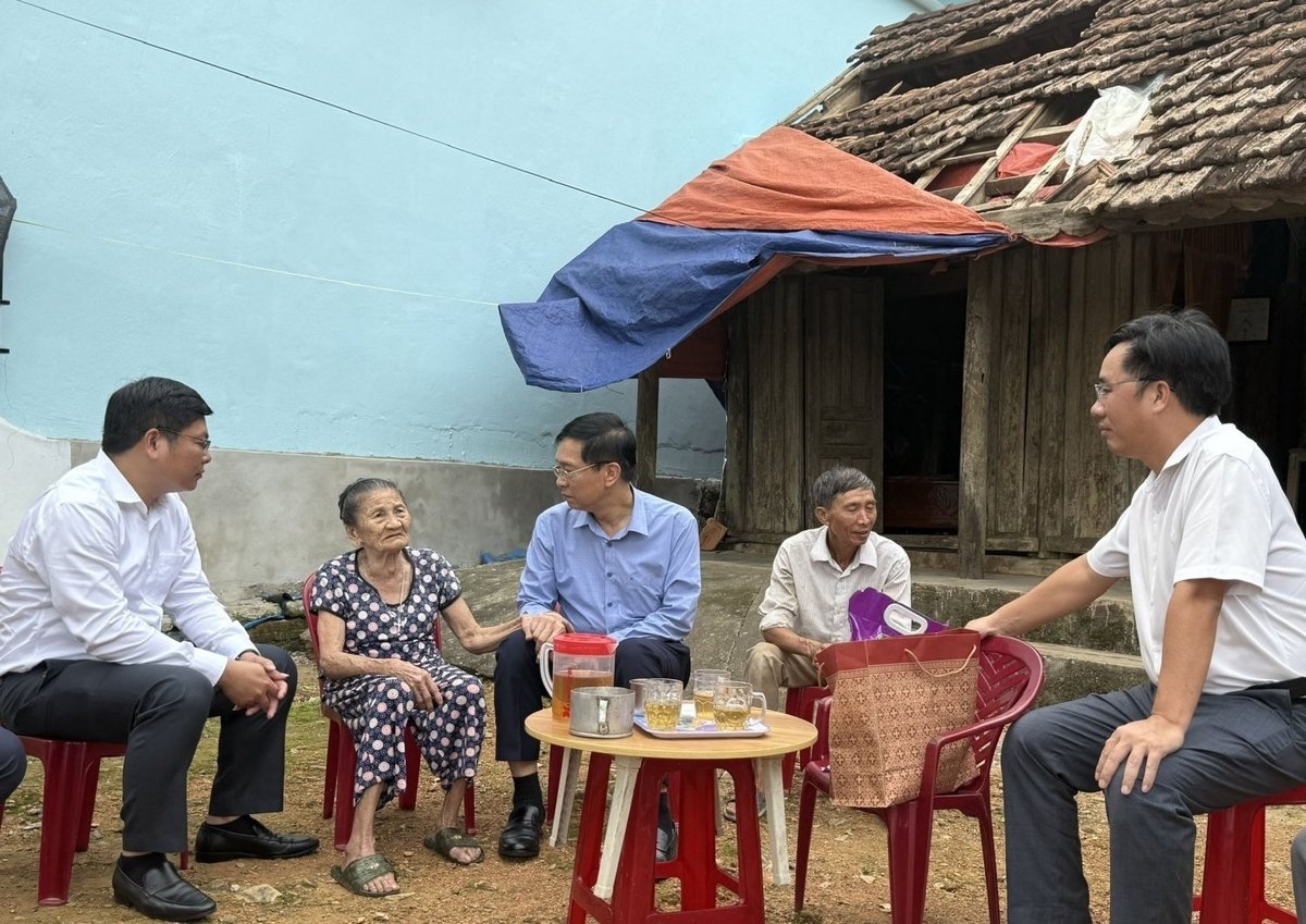 Phó Bí thư thường trực Đảng ủy Petrovietnam Trần Quang Dũng thăm hỏi, động viên người dân bị ảnh hưởng do bão số 10 tại Quảng Trị. Ảnh: PetroTimes.