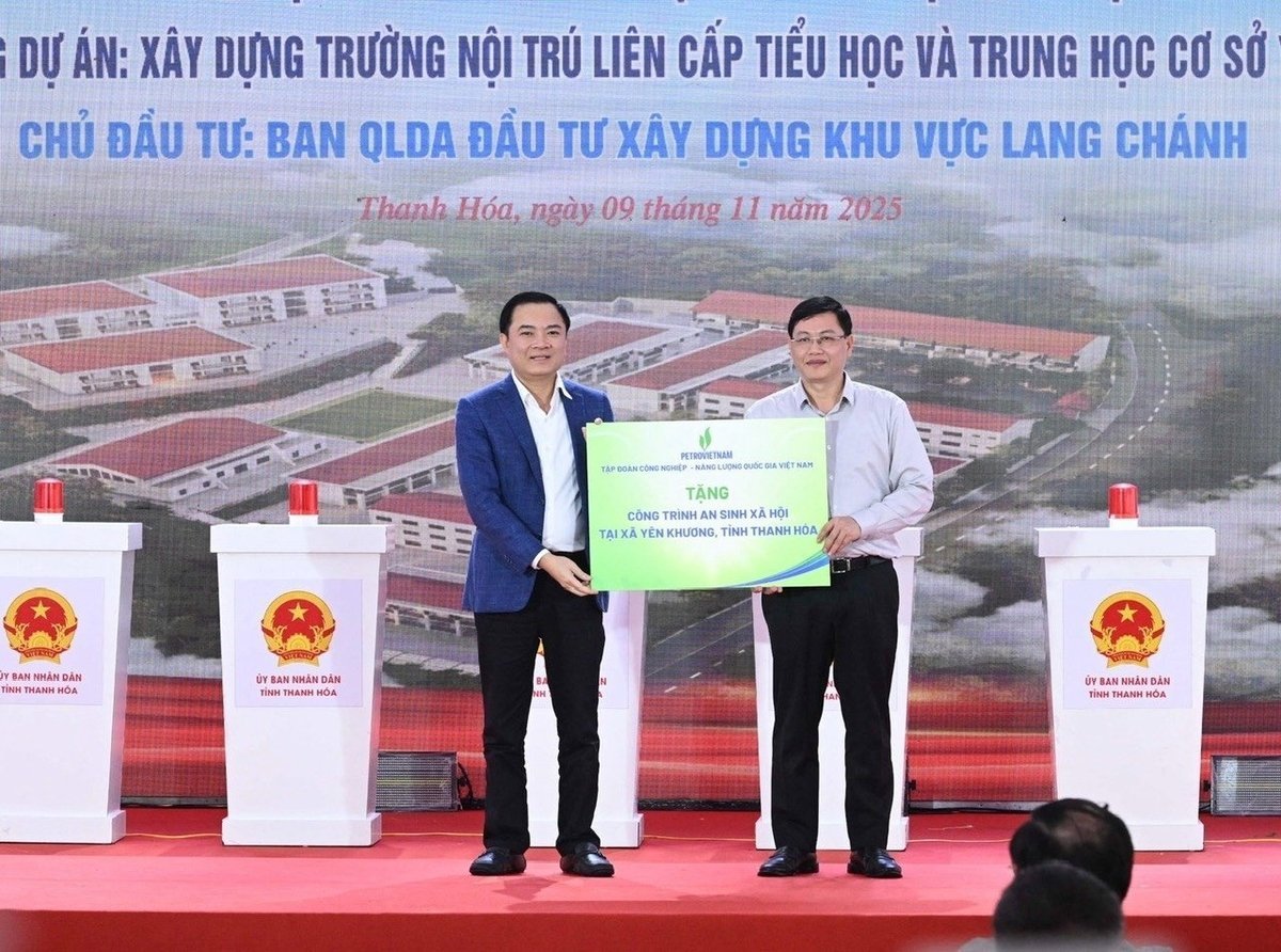 Tổng Giám đốc Petrovietnam Lê Ngọc Sơn trao tặng tỉnh Thanh Hóa công trình Trường nội trú liên cấp Tiểu học và Trung học cơ sở ở xã biên giới. Ảnh: PetroTimes.