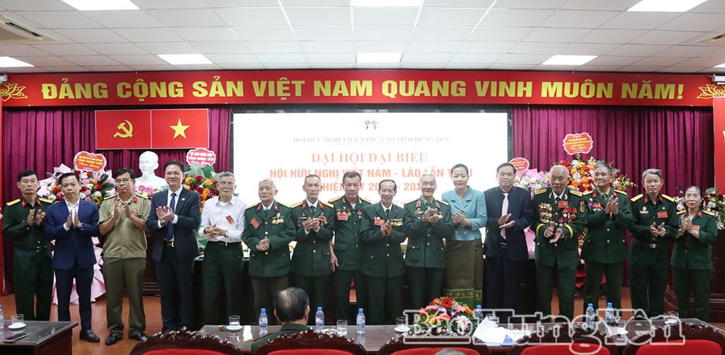 Delegatene gratulerte eksekutivkomiteen i Vietnam-Laos vennskapsforening i Hung Yen-provinsen, periode 2025–2030.