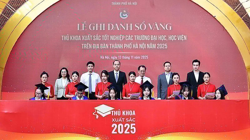 តំណាងសម្ព័ន្ធយុវជនមជ្ឈិម សមាគមនិស្សិតវៀត ណាមមជ្ឈិម និងសម្ព័ន្ធយុវជនហាណូយបានធ្វើជាសាក្សីចំពោះអ្នកតំណាងដ៏ឆ្នើមឆ្នាំ 2025 ដែលបានចុះឈ្មោះសៀវភៅមាស។