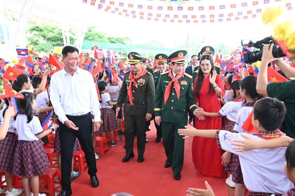 Đại tướng Phan Văn Giang và Đại tướng Tea Seiha cùng các đại biểu thăm Trường Tiểu học Bến Cầu. (Ảnh: Cổng TTĐT Bộ Quốc phòng)