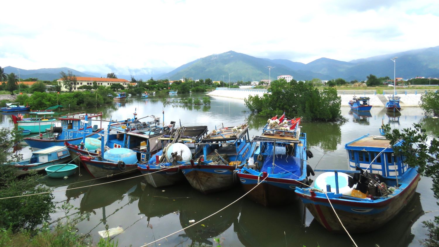 Phương tiện tàu thuyền neo đậu tại cửa sông Bà Bường.