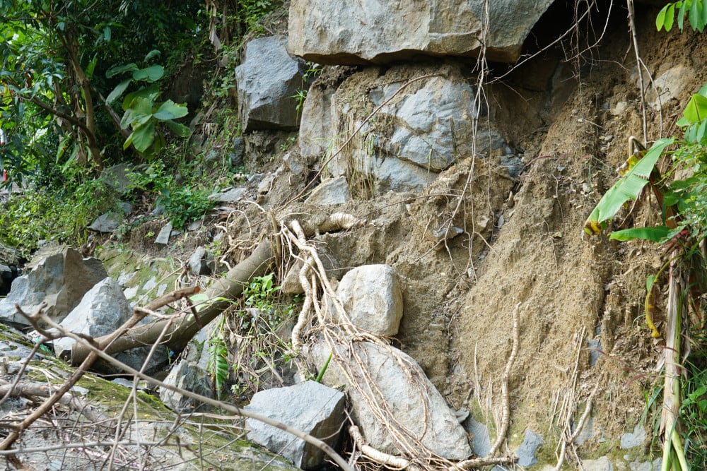 Tình trạng đá lăn và ngã cây rừng trên đường vào Ma Thiên Lãnh