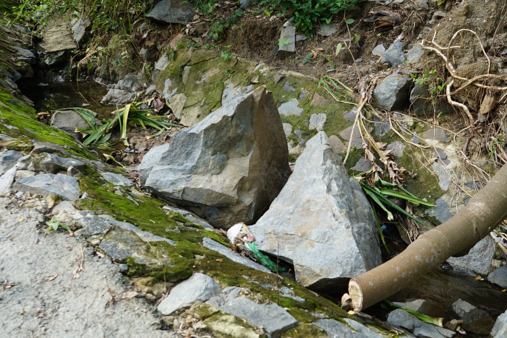 Một vài khối đá lăn xuống mương thoát nước