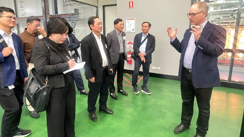 O professor Brett Oberstein, diretor de negócios e professor da indústria na UTS, apresentou o modelo TechLab à delegação de líderes e gestores de departamentos, ministérios e filiais centrais e locais.