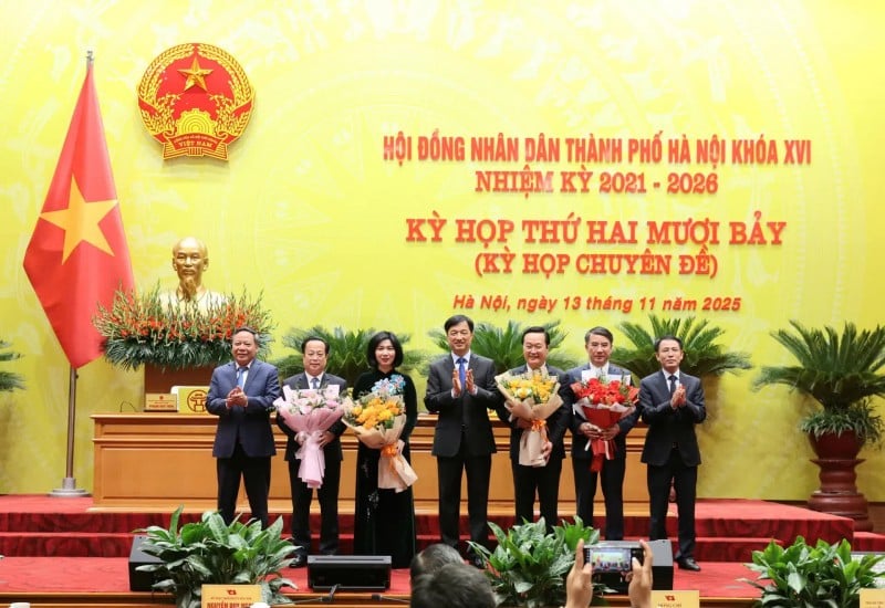 Ủy viên Bộ Chính trị, Bí thư Thành ủy Hà Nội Nguyễn Duy Ngọc và các đồng chí lãnh đạo TP. Hà Nội chúc mừng các đồng chí vừa được bầu vào các chức danh mới - Ảnh: VGP/GH