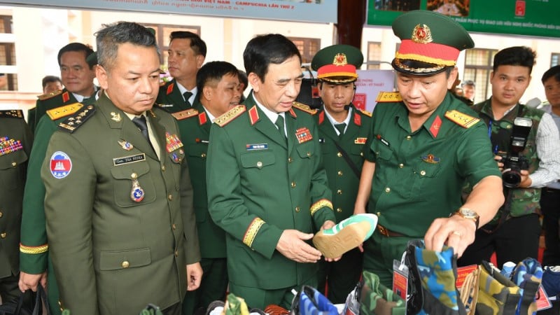 Generalul Phan Van Giang, ministrul Apărării Naționale al Vietnamului, și generalul Tea Seiha, viceprim-ministru și ministrul Apărării Naționale al Cambodgiei, și delegații au vizitat produsele de modă fabricate de Corporația 28 (Departamentul General de Logistică și Inginerie).