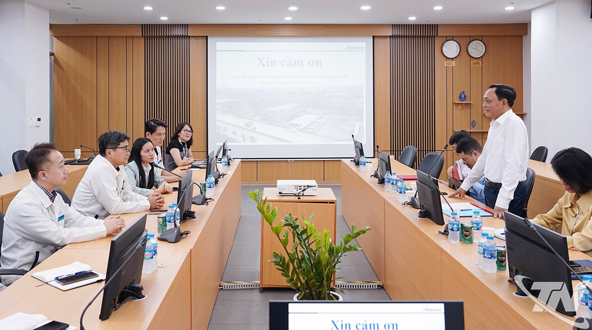 ຄະນະຜູ້ແທນເຮັດວຽກຂອງພະແນກອຸດສາຫະກຳ ແລະ ການຄ້າ ໄດ້ເຮັດວຽກຢູ່ບໍລິສັດ Hansol ເອເລັກໂຕຣນິກ ຫວຽດນາມ ຈະກັດ.