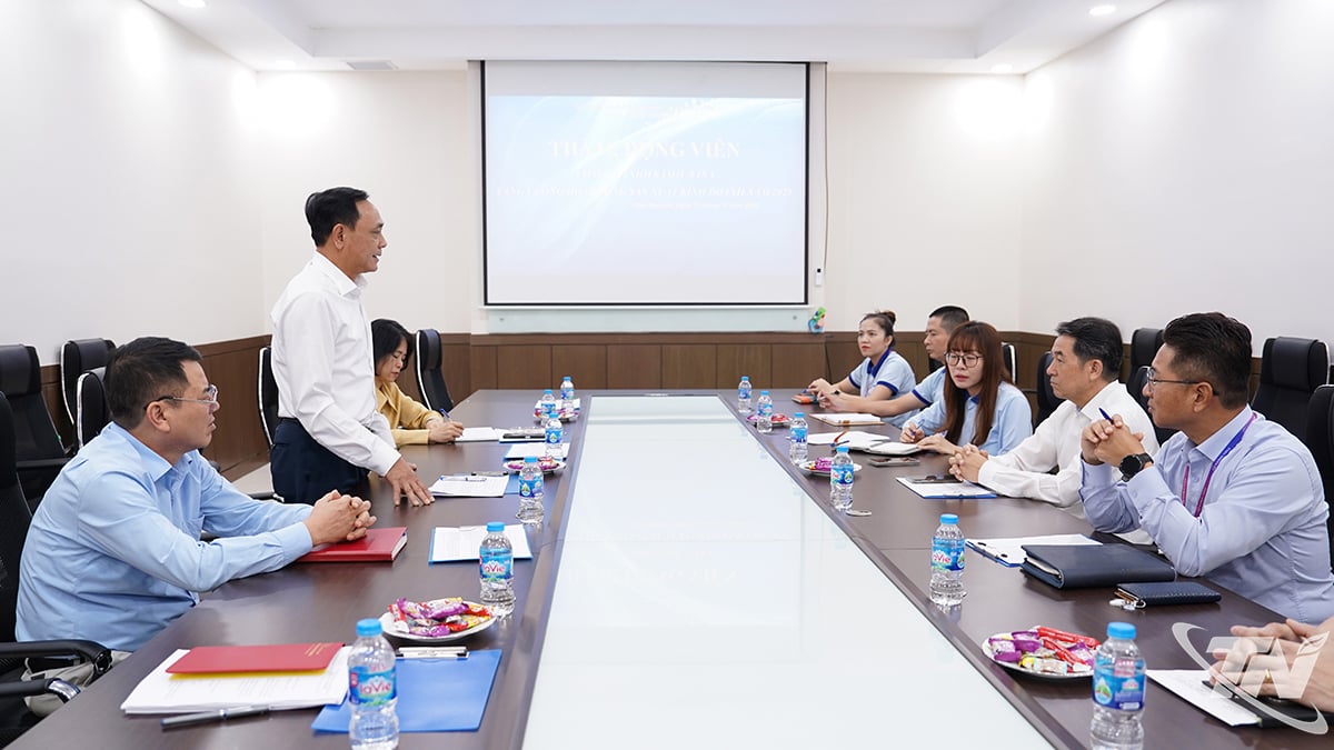 ຄະນະປະຕິບັດງານຂອງພະແນກອຸດສາຫະກຳ ແລະ ການຄ້າ ໄດ້ເຮັດວຽກກັບບໍລິສັດ ຊຳຊຸງ ວີນາ ຈຳກັດ.