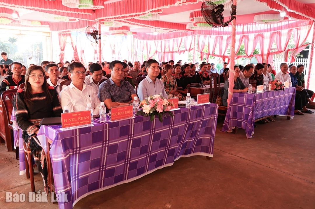 נציגים ואנשים משתתפים ביום האחדות הגדול הלאומי בכפר טאן פו.