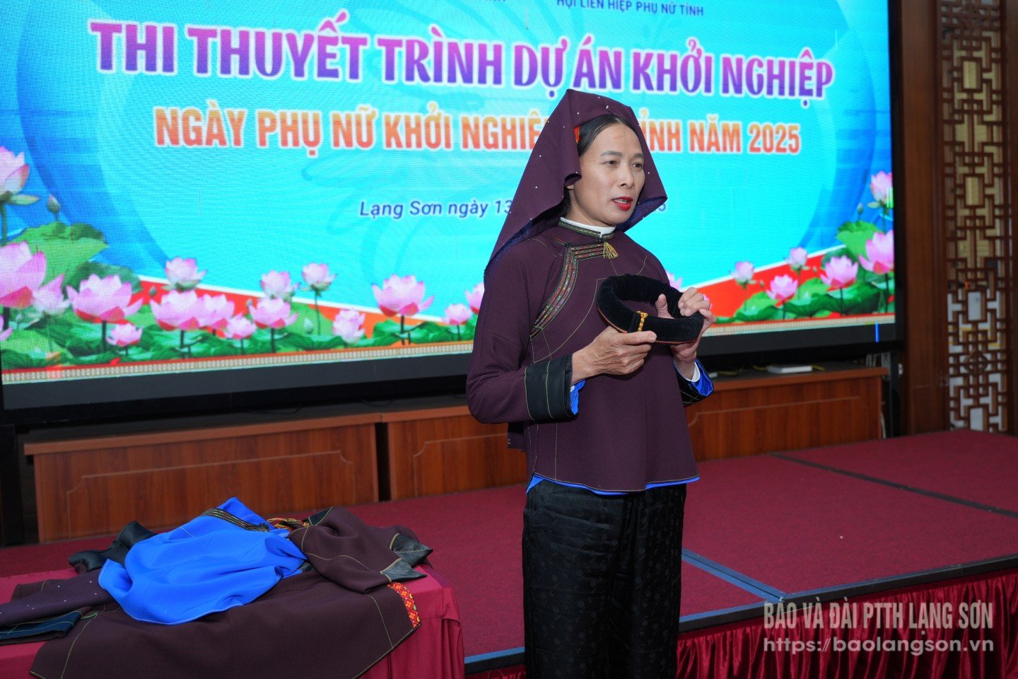 លោកស្រី Ly Thi Me ភូមិ Tam Phuc ឃុំ Thong Nhat ណែនាំផលិតផលសំលៀកបំពាក់ជនជាតិ Nung Phan Sinh