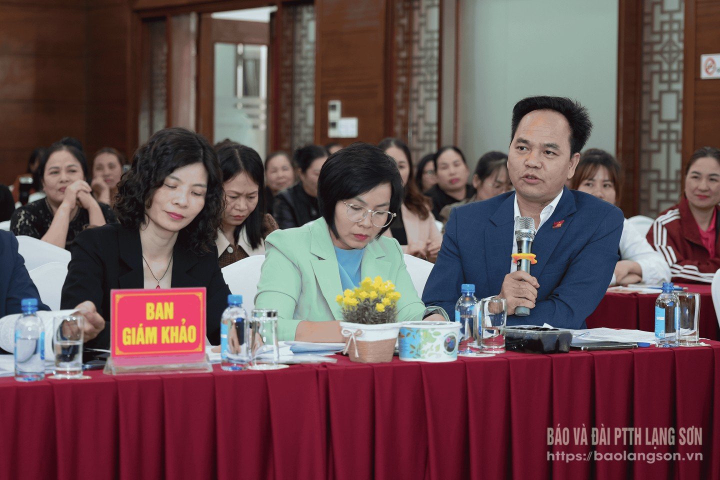 ចៅក្រមបានសួរសំណួរទៅកាន់អ្នកធ្វើបទបង្ហាញ។