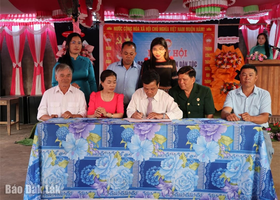 ועדת העבודה הקדמית וארגוני ההמונים של כפר טאן פו חתמו על הסכם החיקוי לשנת 2026.