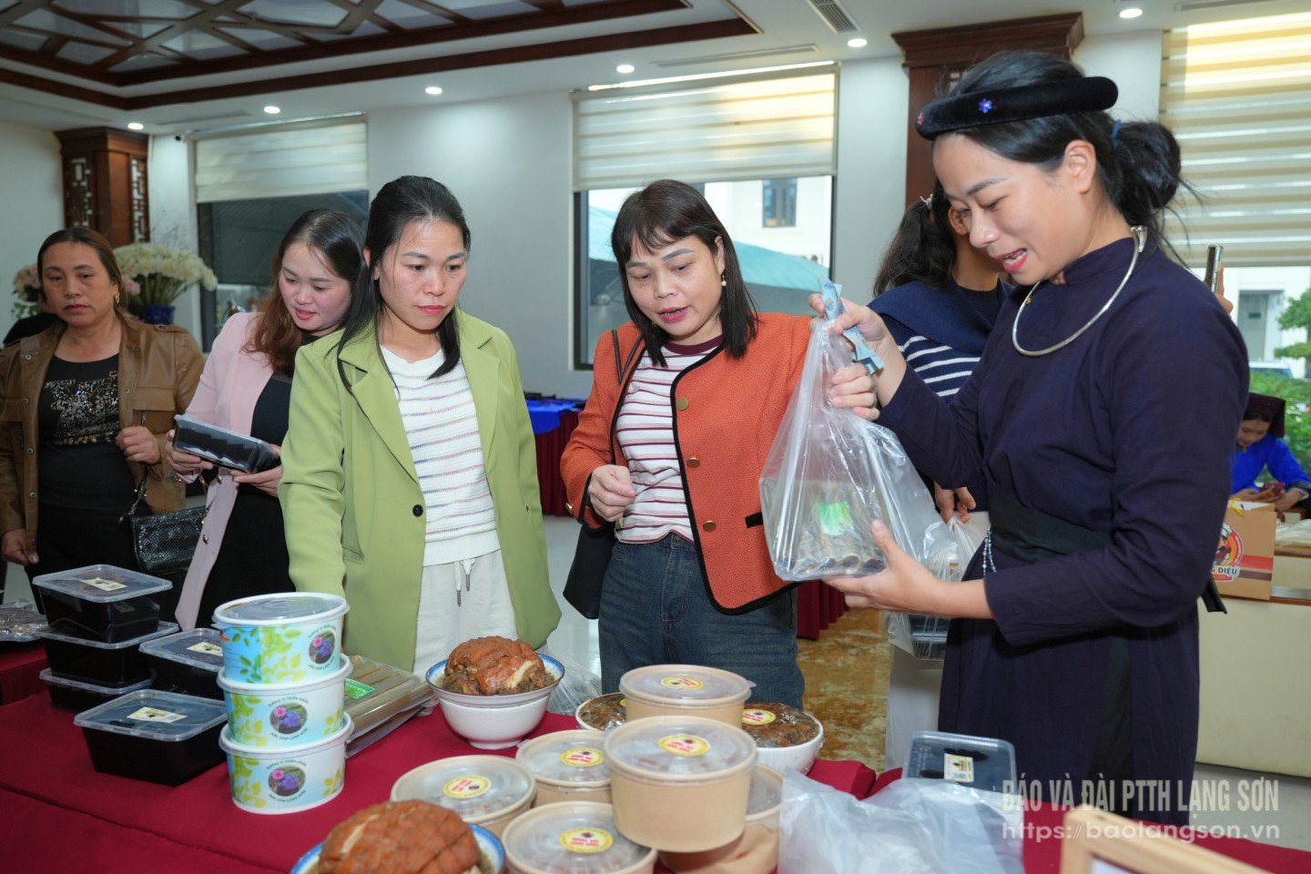 មនុស្ស​ម្នា​ចូល​ទស្សនា​ស្តង់​តាំង​ពិព័រណ៍​នៅ​ក្នុង​ទិវា​សហគ្រិនភាព​ស្ត្រី​ឆ្នាំ​២០២៥