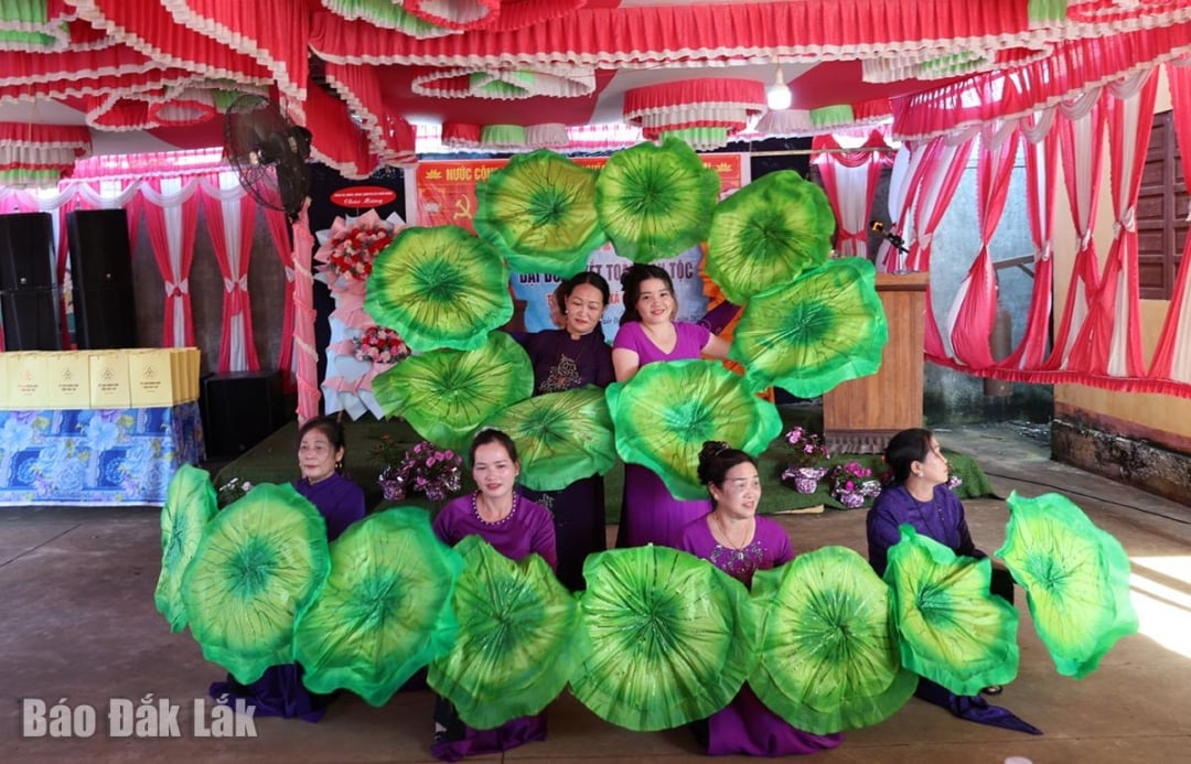 הופעה של חברות אגודת הנשים מכפר טאן פו.
