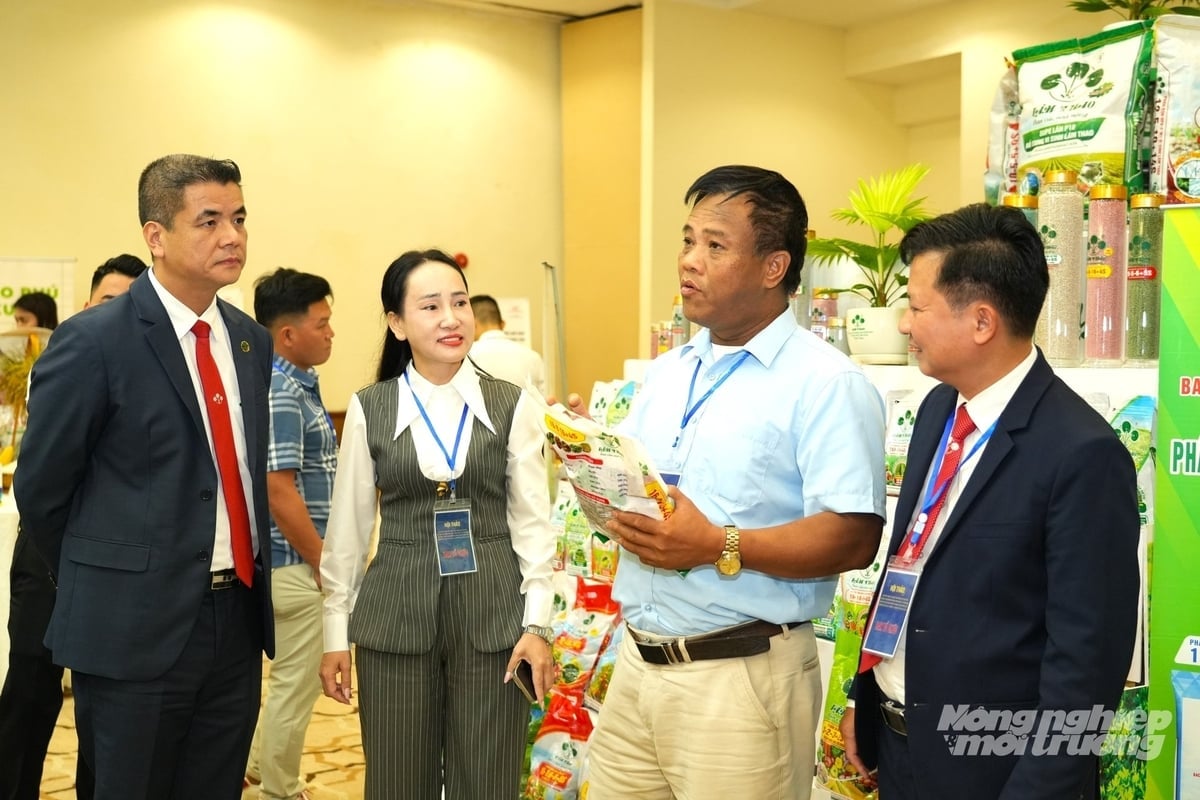 Nhiều sản phẩm phân bón mới của Công ty cổ phần Supe Phốt phát và Hóa chất Lâm Thao được giới thiệu tại không gian hội thảo. Ảnh: Hùng Khang.