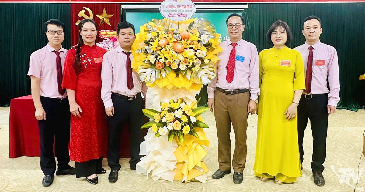 Styrelederen for fagforeningen i Social Policy Bank i Thai Nguyen-provinsen gratulerte eksekutivkomiteen i fagforeningen ved transaksjonskontoret i Social Policy Bank i Bac Kan med den nye perioden.