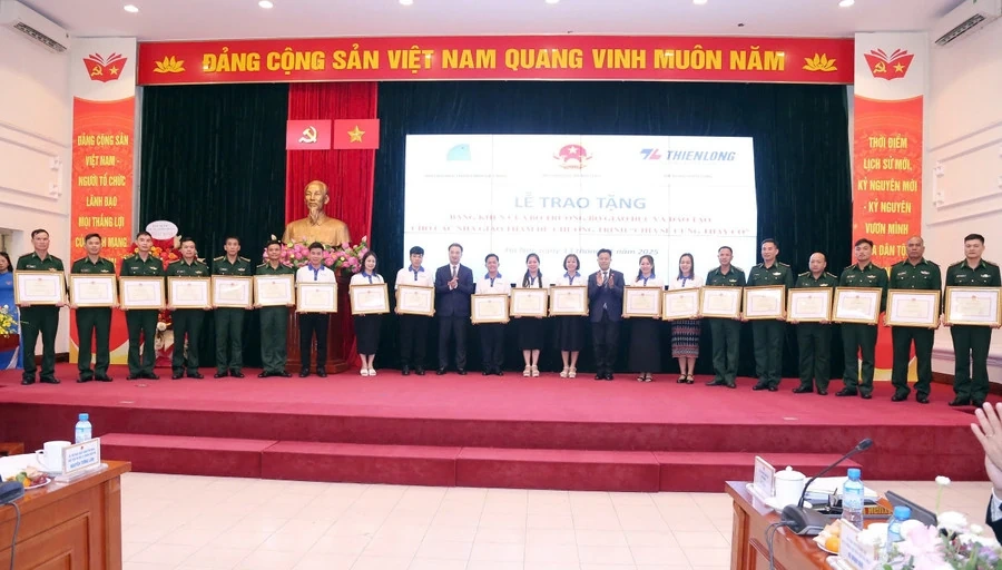 Thanh Hoa cuenta con 3 profesores destacados que recibieron Certificados de Mérito del Ministro de Educación y Formación.