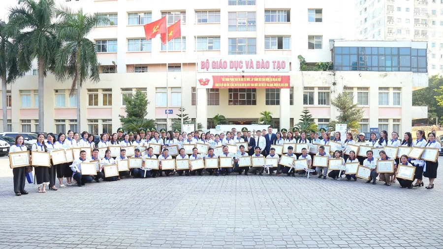 Thanh Hoa cuenta con 3 profesores destacados que recibieron Certificados de Mérito del Ministro de Educación y Formación.