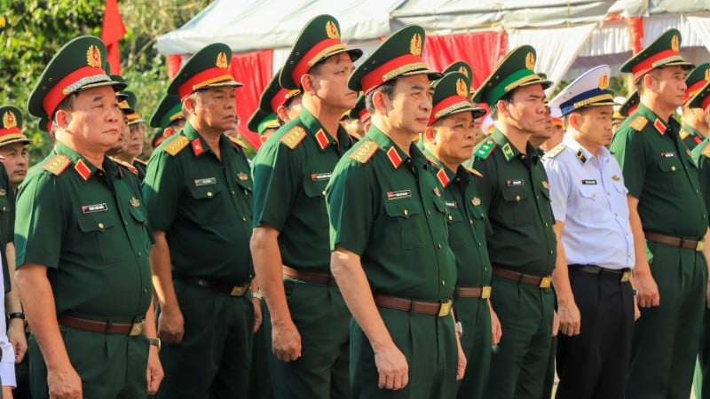 Uma delegação do Ministério da Defesa Nacional visitou o cemitério dos mártires no Morro 82.