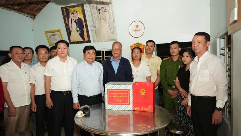 Visestatsminister Nguyen Chi Dung i familien til Vo Viet Quang, Huong Thuy-avdelingen