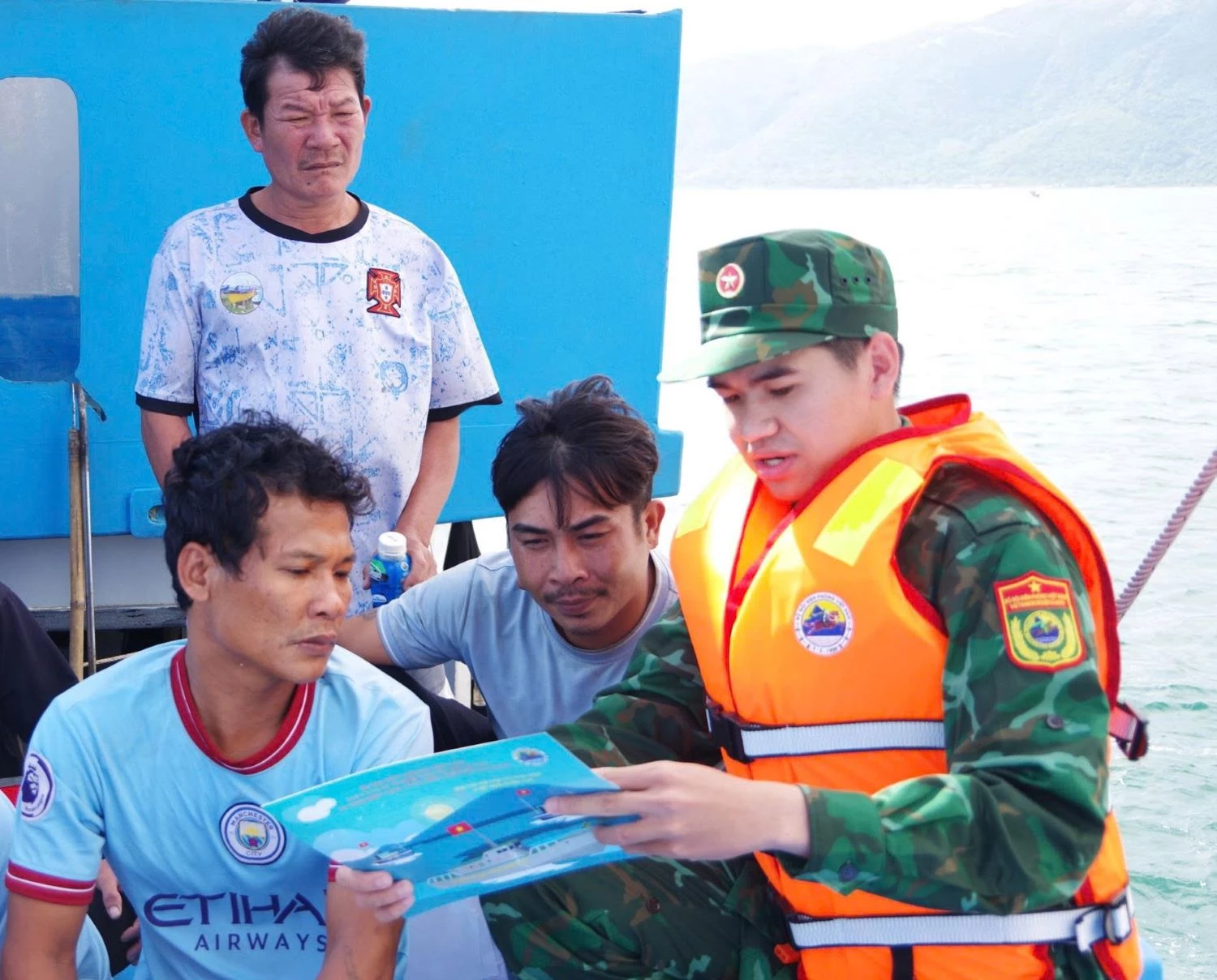 ការ​ឃោសនា​សម្រាប់​អ្នក​នេសាទ​ដែល​ប្រតិបត្តិការ​ក្នុង​ដែន​ទឹក​នៃ​ឈូង​សមុទ្រ Nha Trang។