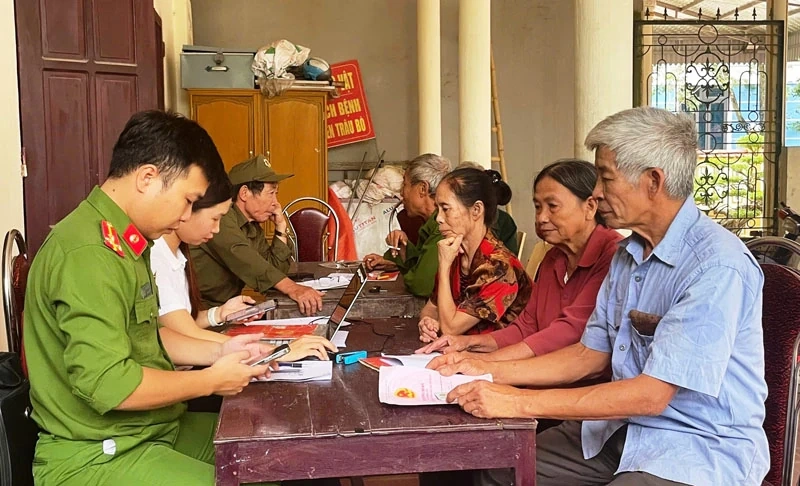 Trieu Son enriquece e limpa o banco de dados de terras.