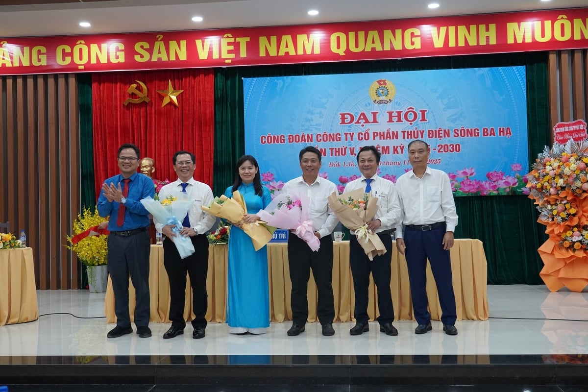 Ban chấp hành Công đoàn Sông Ba Hạ khóa V, nhiệm kỳ 2025 – 2030 ra mắt Đại hội. Ảnh: HT.