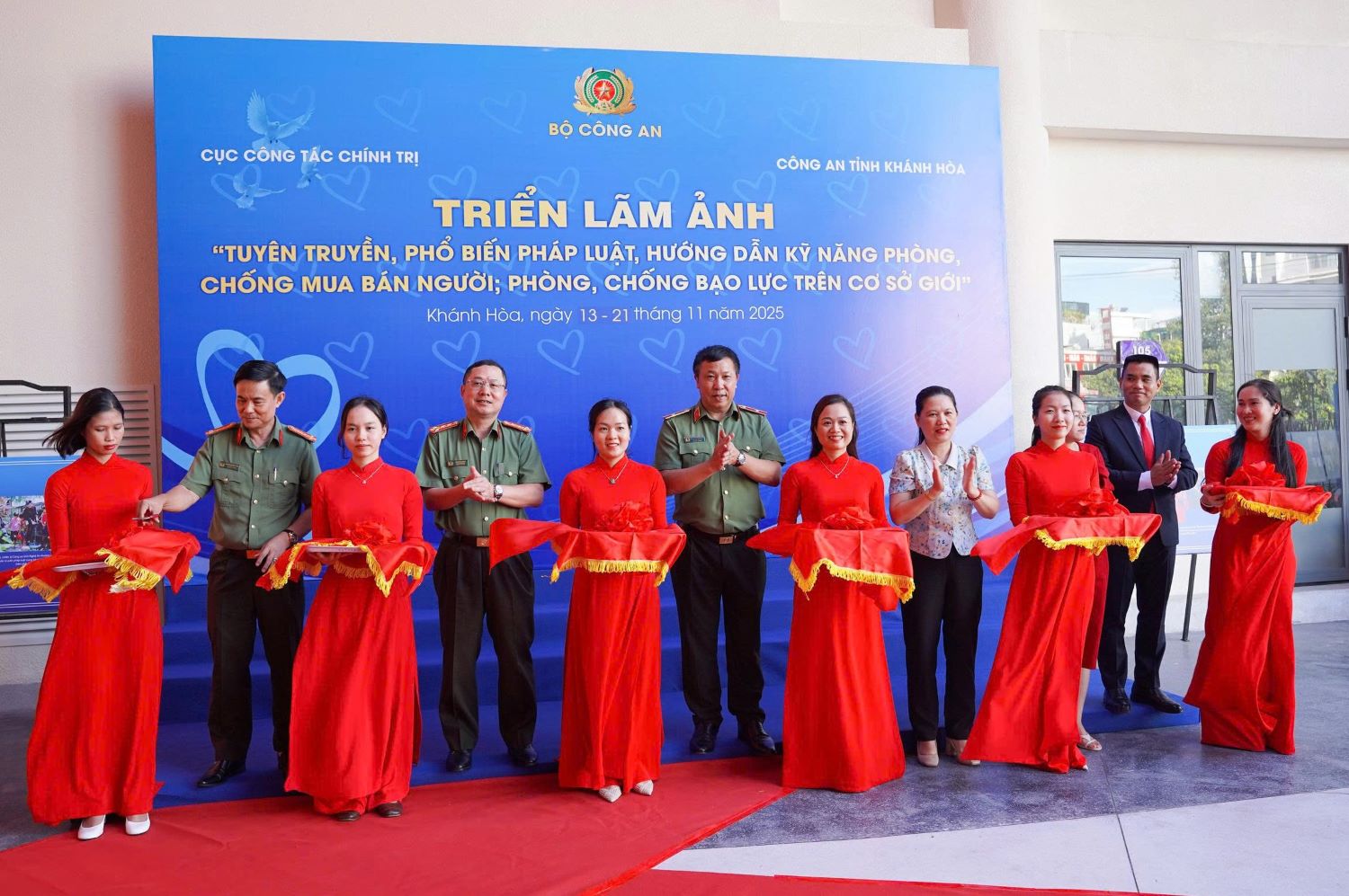 គណៈប្រតិភូកាត់ខ្សែបូ ដើម្បីសម្ពោធការតាំងពិព័រណ៍។